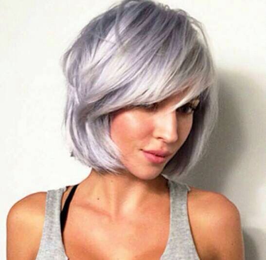 Silber Grau Haarefarbe: Der perfekte Look für reife Frauen