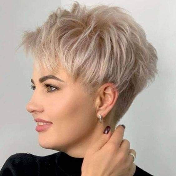 Zeitlos elegant: Kurze gerade Frisuren für stilvolle Mädchen