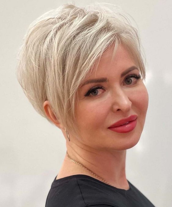 Zeitlos elegant: Kurze gerade Frisuren für stilvolle Mädchen