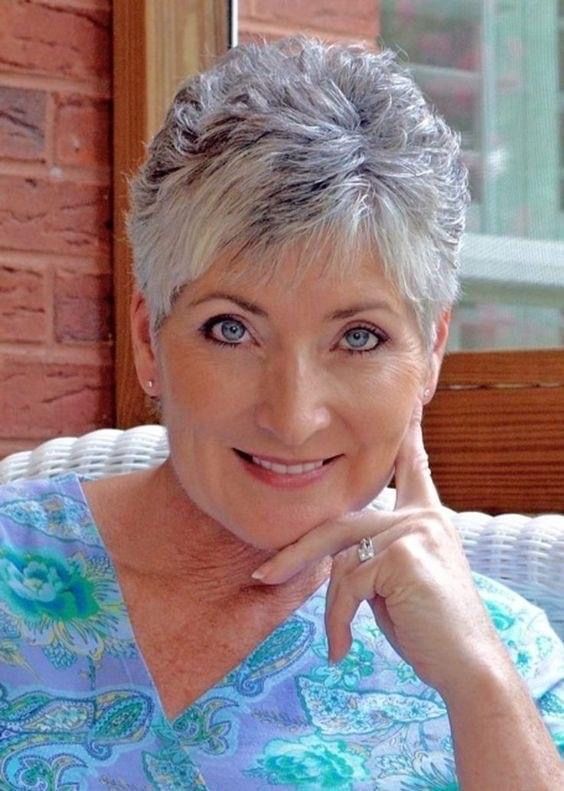 Silber Grau Haarefarbe für moderne Damen