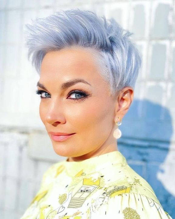 Farbeleganz: Top 35 kurze, farbenfrohe Frisuren