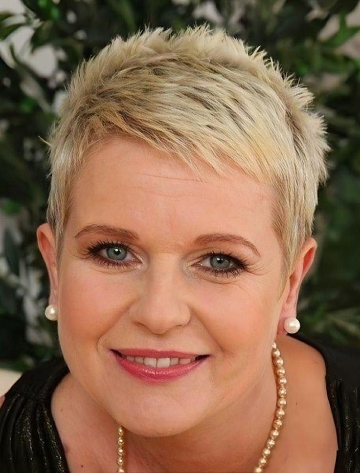 Welche Frisuren machen optisch jünger? Die besten Anti-Aging-Hacks für deine Haare