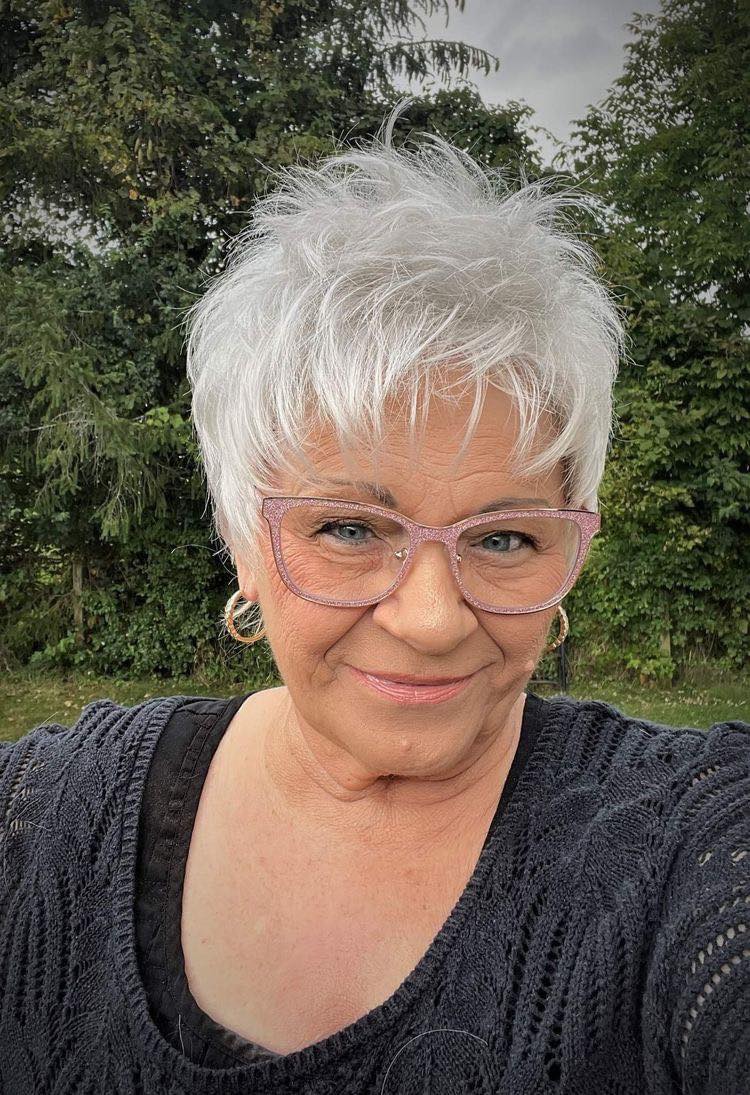 Welche Frisuren machen optisch jünger? Die besten Anti-Aging-Hacks für deine Haare