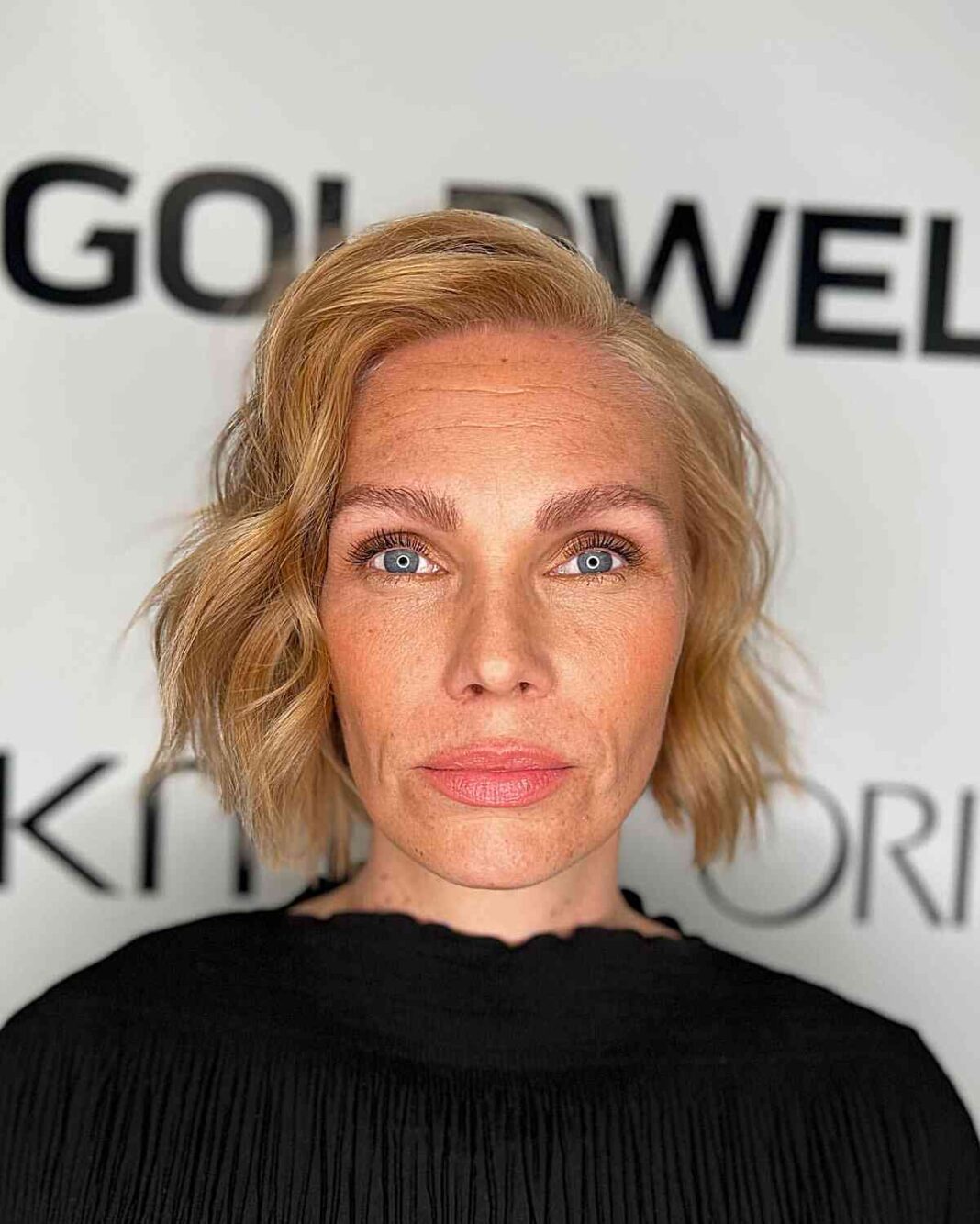 Du denkst, feines Haar ist langweilig? Denk nochmal! Entdecke kurze asymmetrische Frisuren, die deinem Haar Volumen und Charakter verleihen!