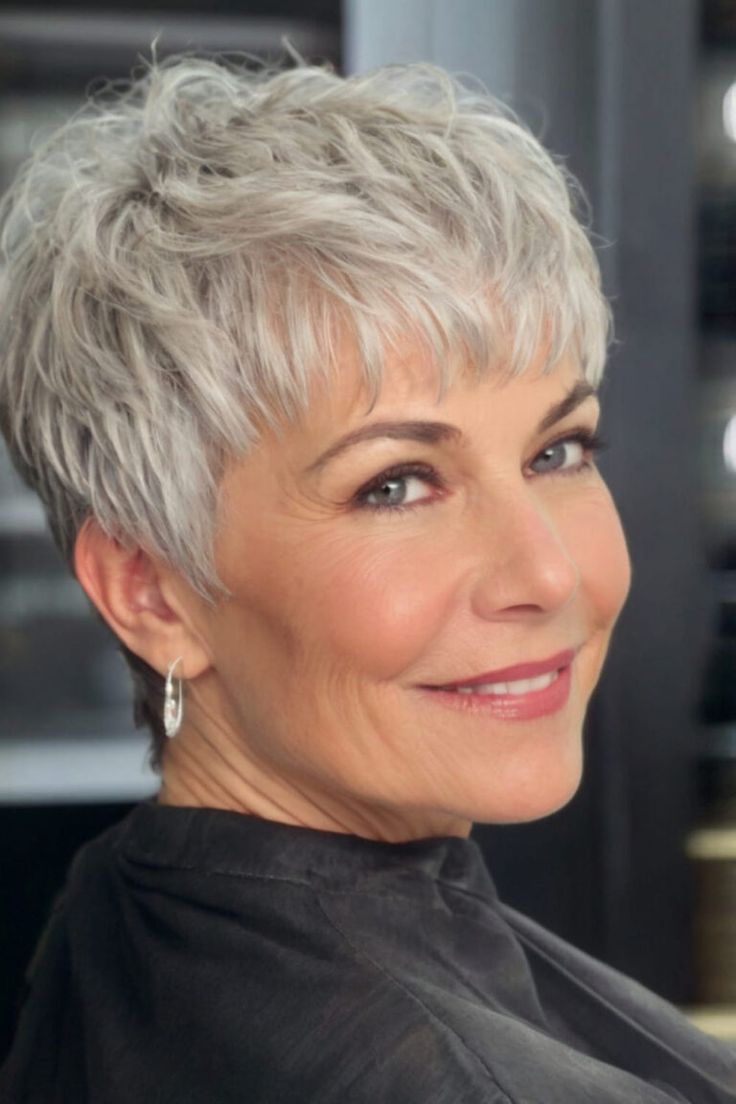 Du denkst, feines Haar ist langweilig? Denk nochmal! Entdecke kurze asymmetrische Frisuren, die deinem Haar Volumen und Charakter verleihen!