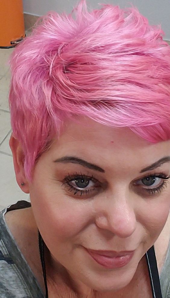 Farbeleganz: Top 35 kurze, farbenfrohe Frisuren