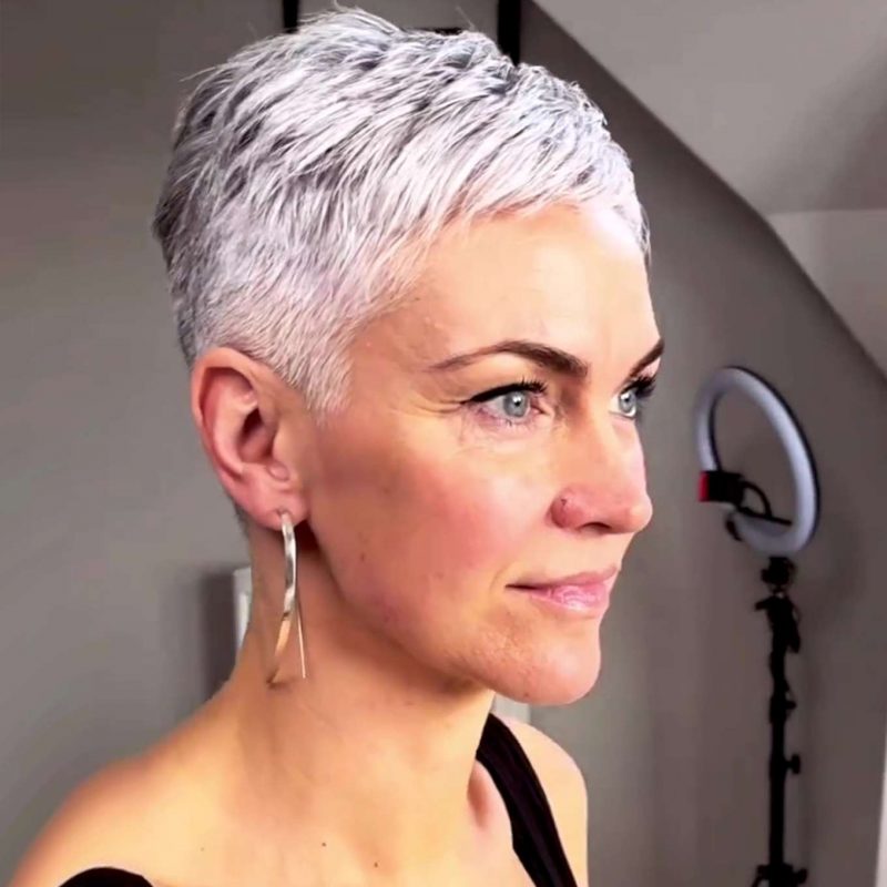 5 perfekte Pixie-Cuts für Frauen mit grauem oder silbernem Haar