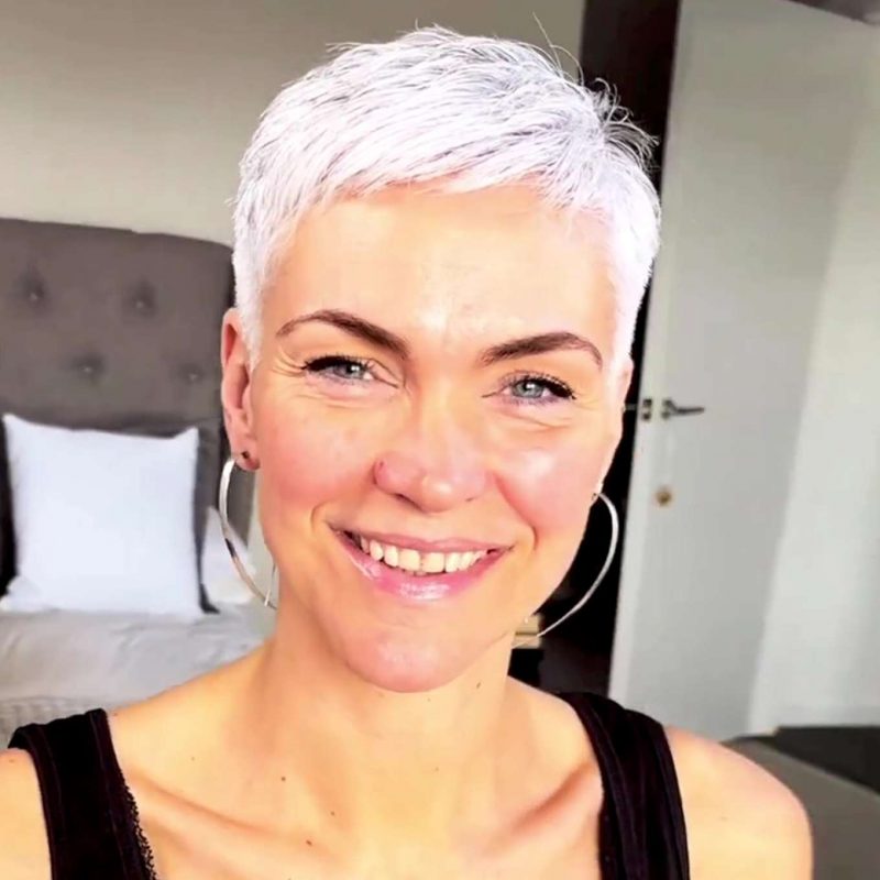 5 perfekte Pixie-Cuts für Frauen mit grauem oder silbernem Haar