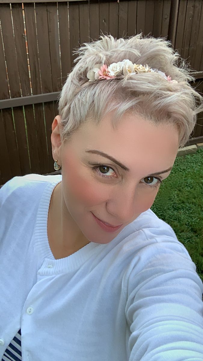 Pixie mit Haarklammern"