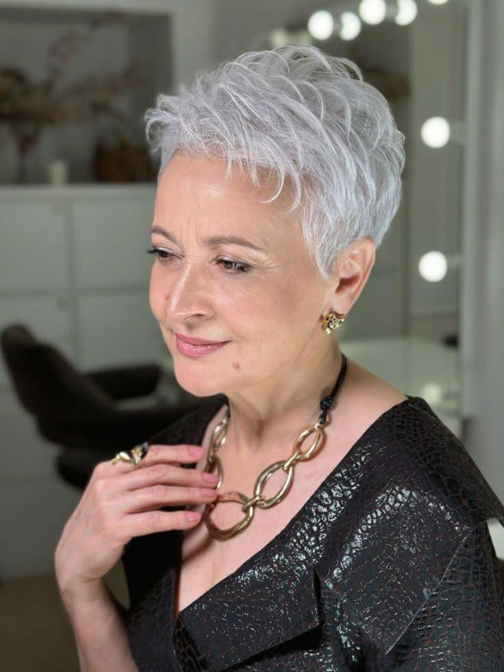 Pixie-Cuts für graues Haar: Diese 11 Styles bringen deine Silbermähne zum Strahlen! Der Pixie mit langem Pony
