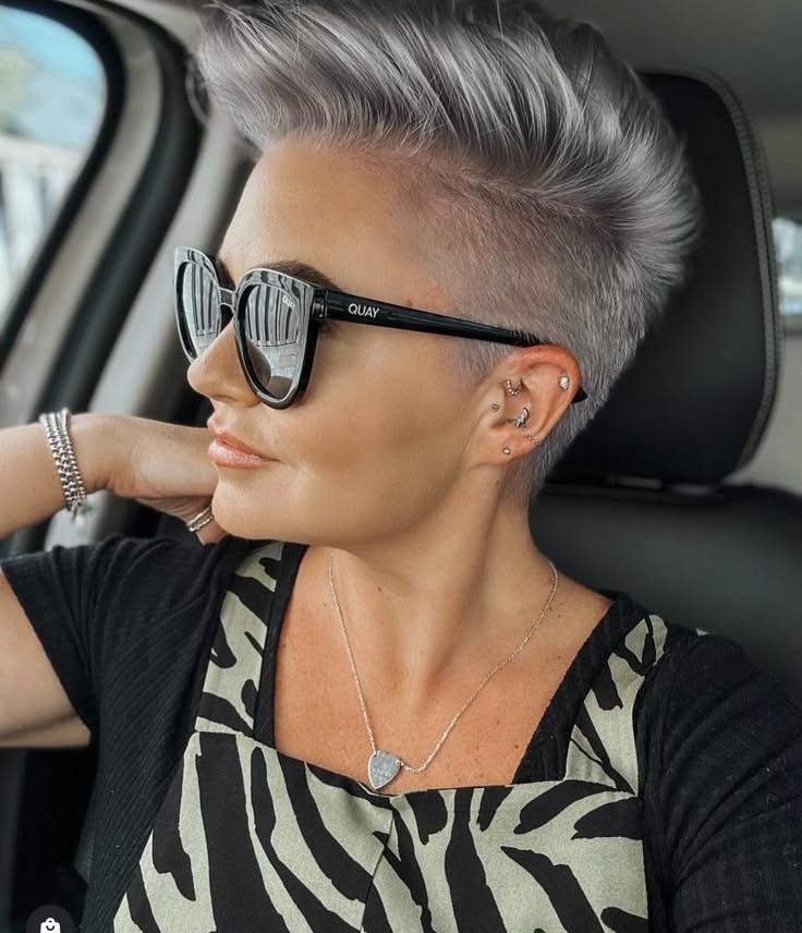 Pixie-Cuts für graues Haar: Diese 11 Styles bringen deine Silbermähne zum Strahlen! Der freche Undercut-Pixie