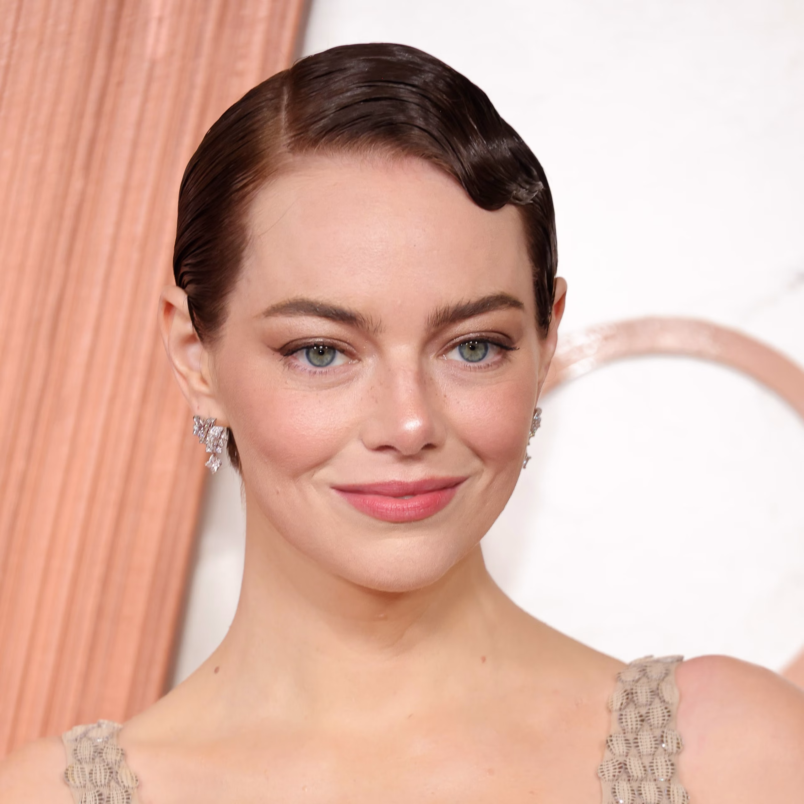 Der neue Hollywood-Uniform: Warum Top-Schauspielerinnen jetzt auf Kurzhaarfrisuren setzen Emma Stones eleganter Kurzhaarschnitt im Wet-Look mit tiefem Seitenscheitel für den roten Teppich.