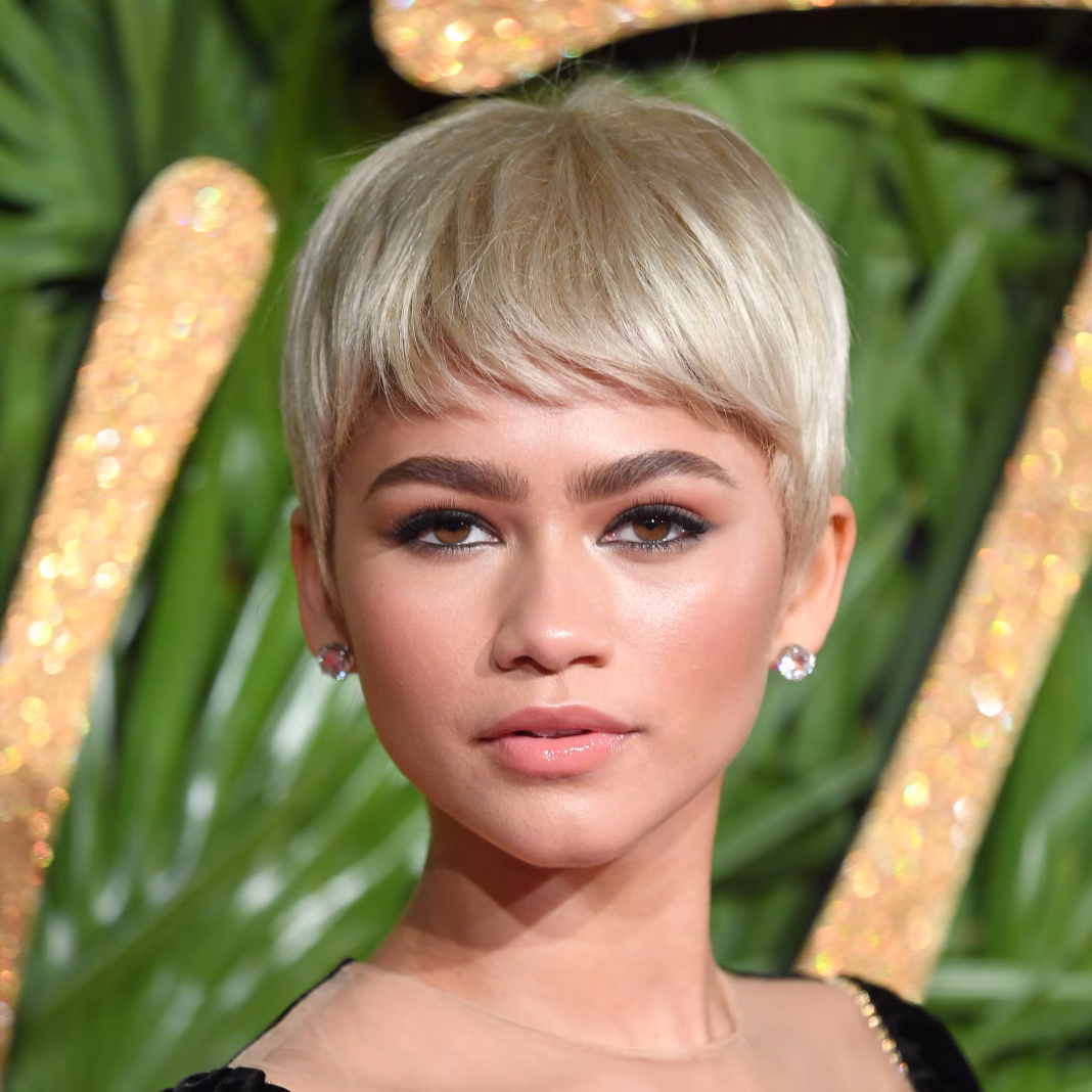 Zendayas moderner aschblonder Pixie-Schnitt mit nach vorne gestyltem Pony, der ihre Gesichtszüge betont.